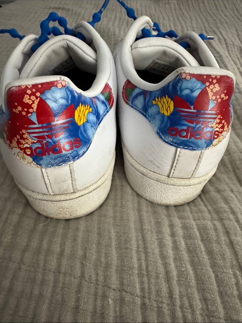 adidas women’s Superstar sneaker: rare Floral Twist Stripes design FW3692 - 9M - Picture 8 of 8